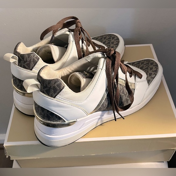 MICHAEL MICHAEL KORS Metallic Logo And Leather Trainers. Size (10). - Picture 3 of 10